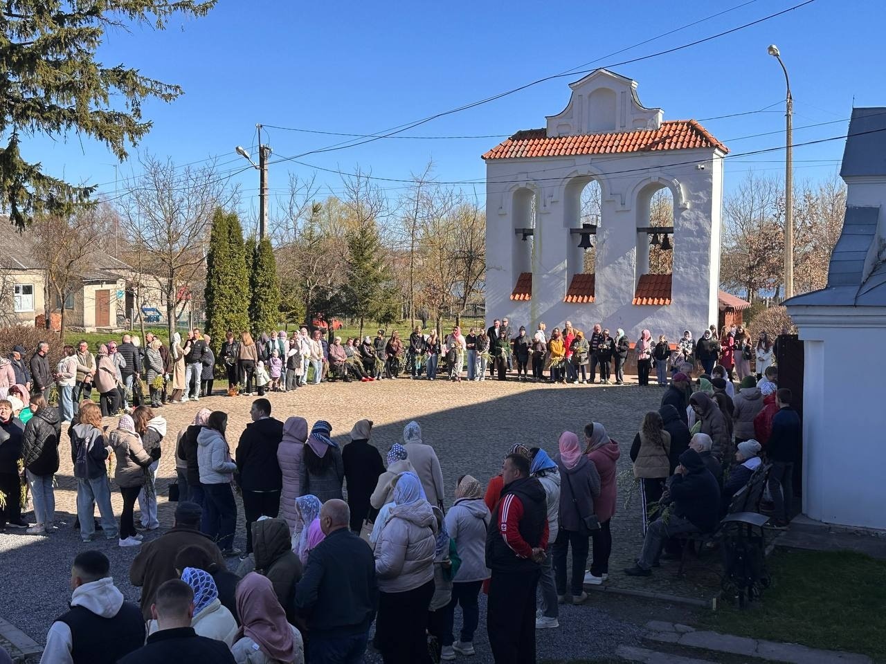 Вербна неділя у Старокостянтинові: віряни з родинами освячували вербу у храмах громади