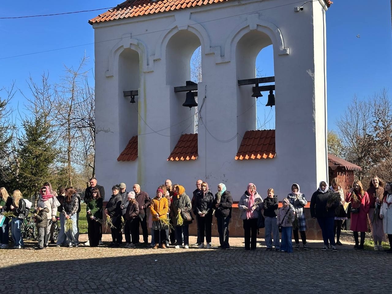 Вербна неділя у Старокостянтинові: віряни з родинами освячували вербу у храмах громади
