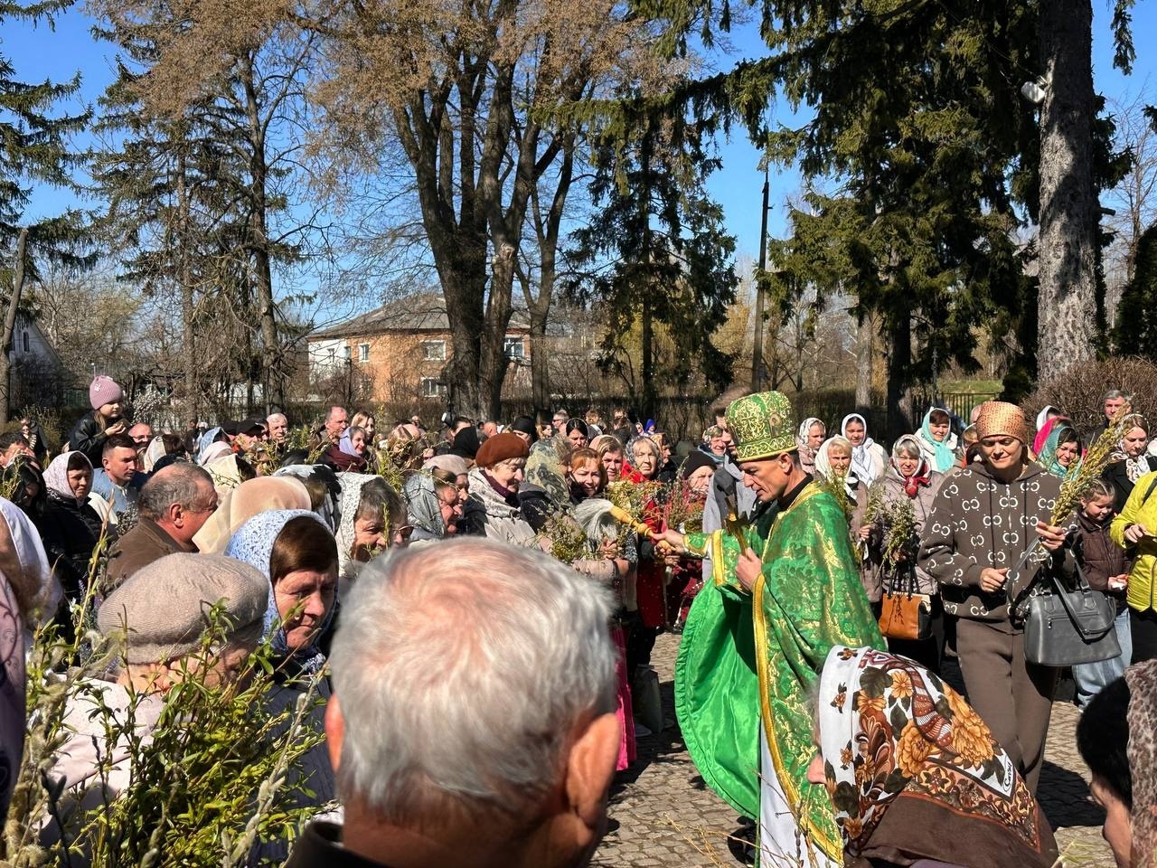 Вербна неділя у Старокостянтинові: віряни з родинами освячували вербу у храмах громади