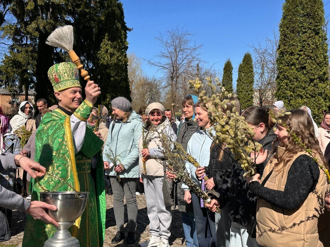 Вербна неділя у Старокостянтинові: віряни з родинами освячували вербу у храмах громади