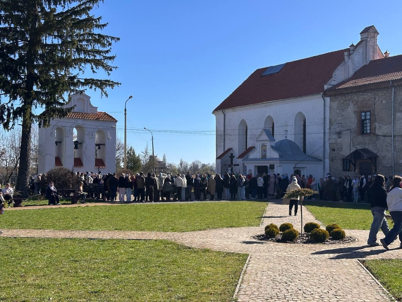 Вербна неділя у Старокостянтинові: віряни з родинами освячували вербу у храмах громади