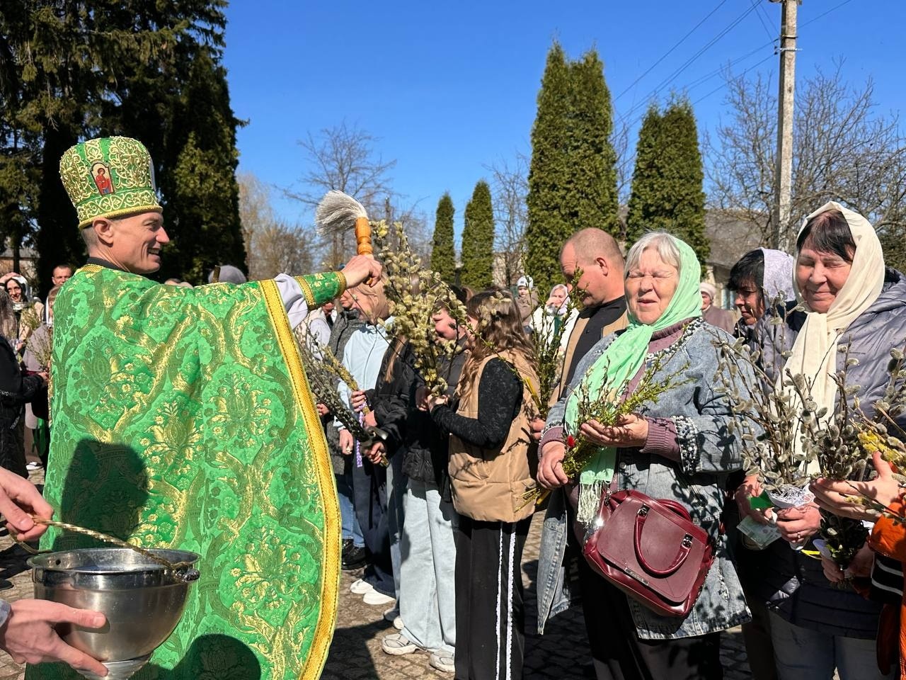 Вербна неділя у Старокостянтинові: віряни з родинами освячували вербу у храмах громади