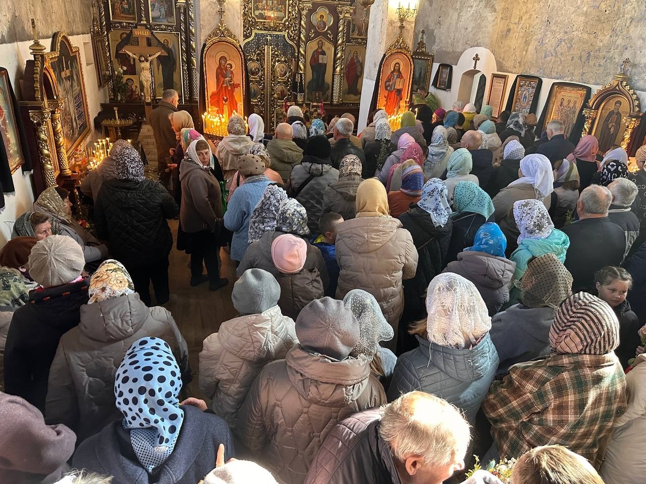 Вербна неділя у Старокостянтинові: віряни з родинами освячували вербу у храмах громади