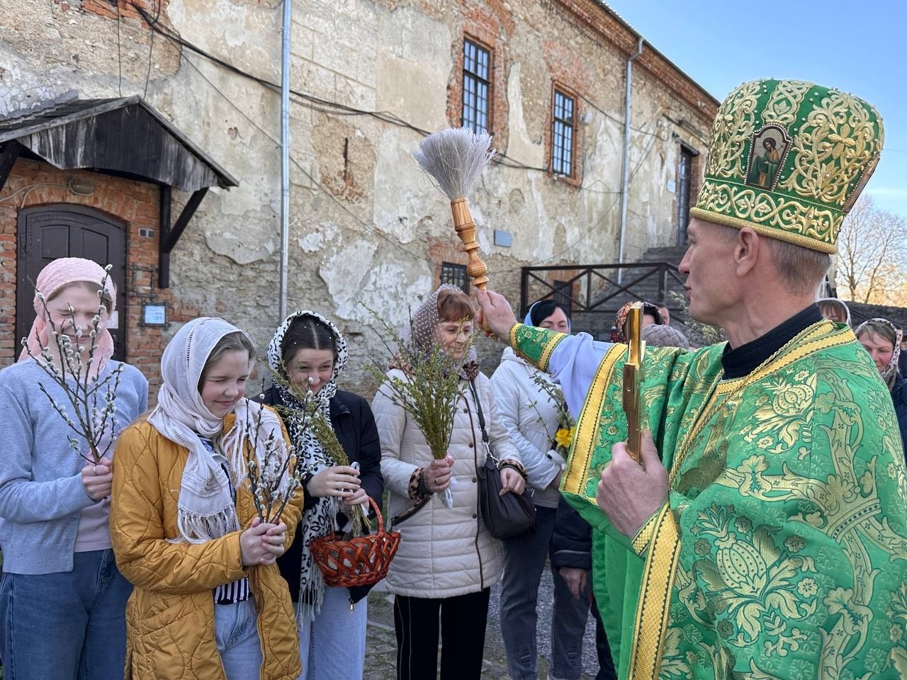 Вербна неділя у Старокостянтинові: віряни з родинами освячували вербу у храмах громади