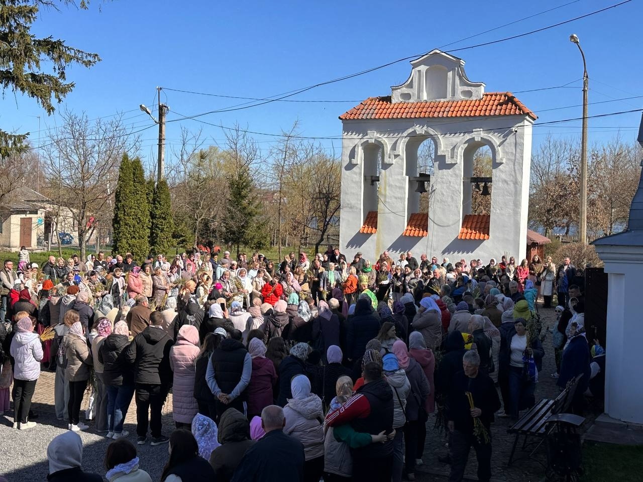 Вербна неділя у Старокостянтинові: віряни з родинами освячували вербу у храмах громади