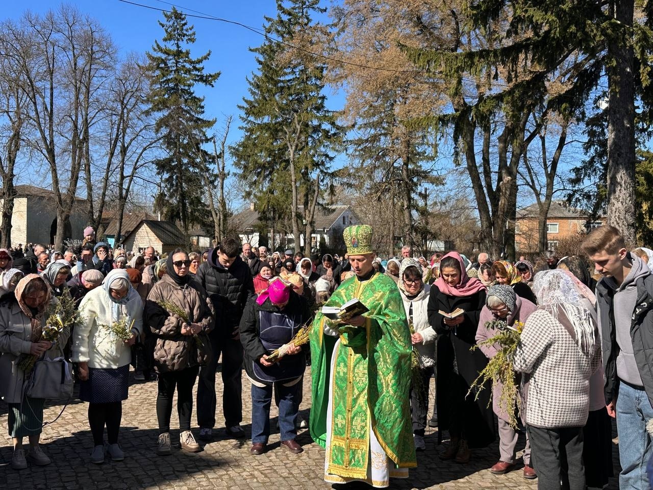 Вербна неділя у Старокостянтинові: віряни з родинами освячували вербу у храмах громади