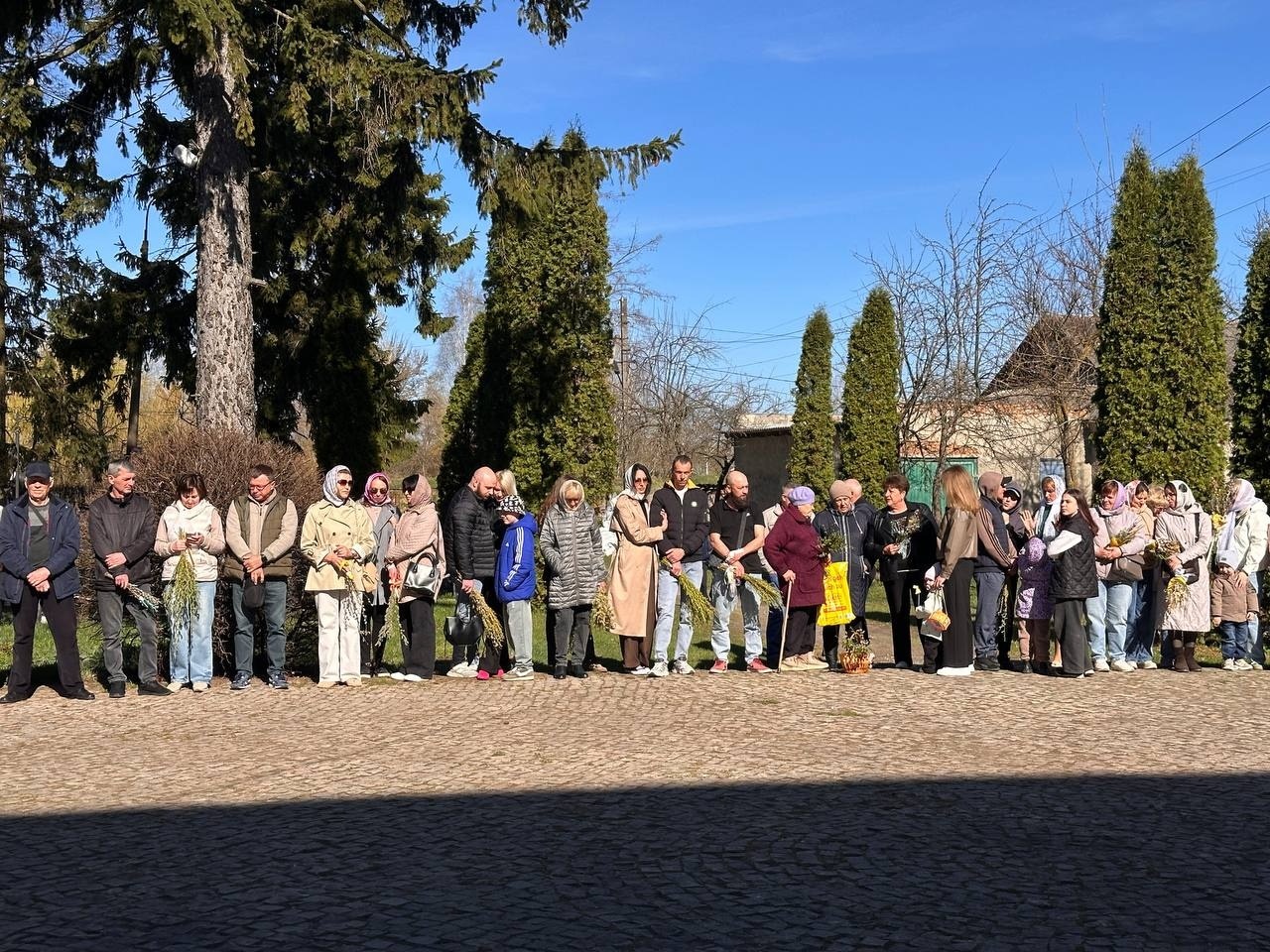 Вербна неділя у Старокостянтинові: віряни з родинами освячували вербу у храмах громади
