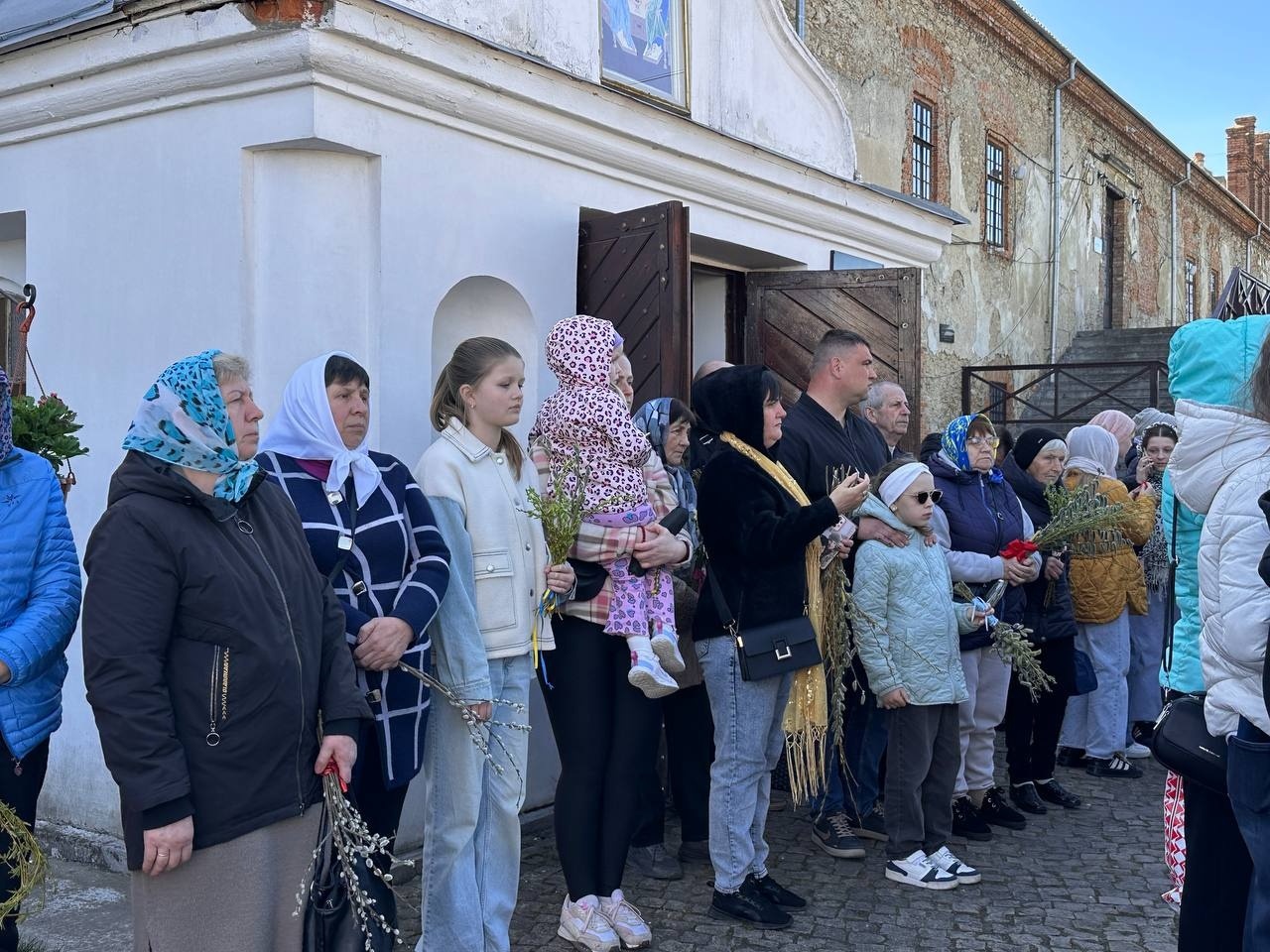 Вербна неділя у Старокостянтинові: віряни з родинами освячували вербу у храмах громади