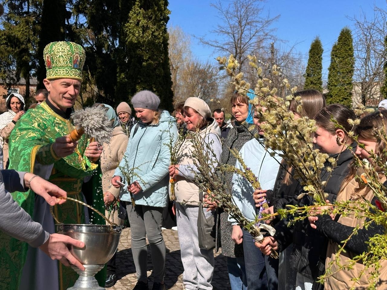 Вербна неділя у Старокостянтинові: віряни з родинами освячували вербу у храмах громади