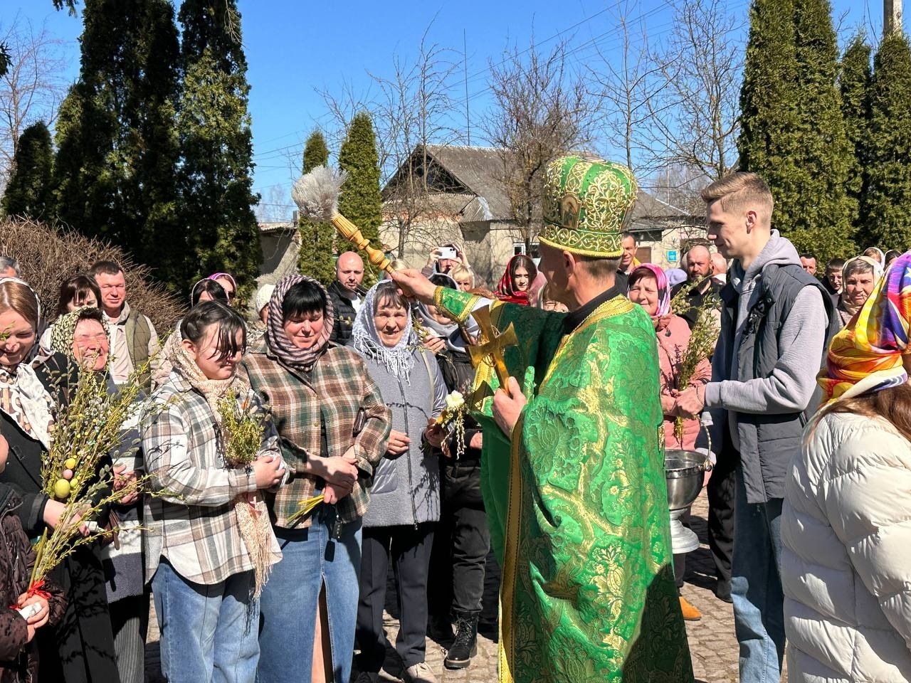 Вербна неділя у Старокостянтинові: віряни з родинами освячували вербу у храмах громади