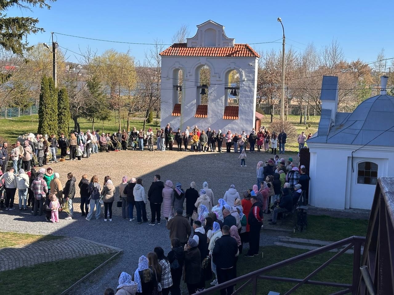 Вербна неділя у Старокостянтинові: віряни з родинами освячували вербу у храмах громади