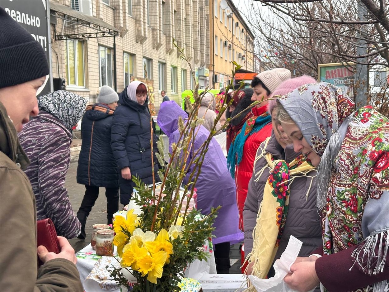 У Старокостянтинові благодійний Великодній ярмарок зібрав понад 28 тисяч гривень на підтримку ЗСУ