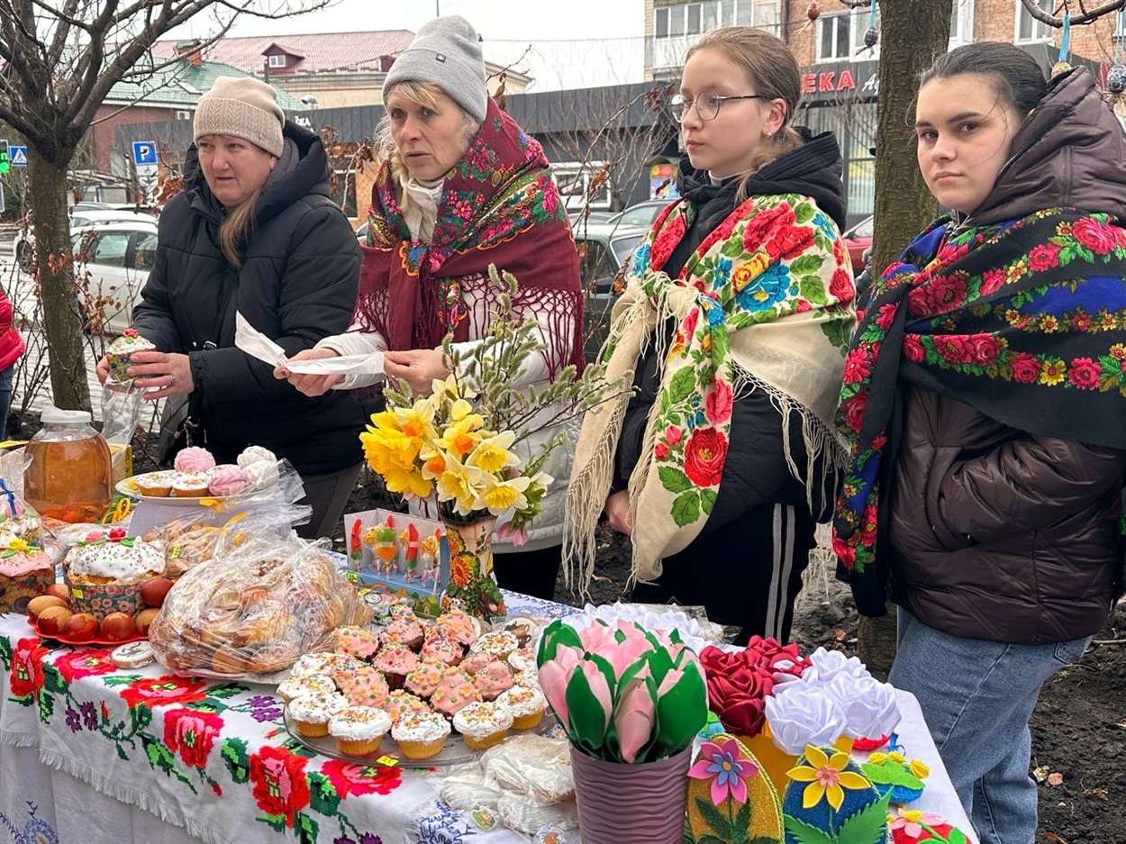 У Старокостянтинові благодійний Великодній ярмарок зібрав понад 28 тисяч гривень на підтримку ЗСУ
