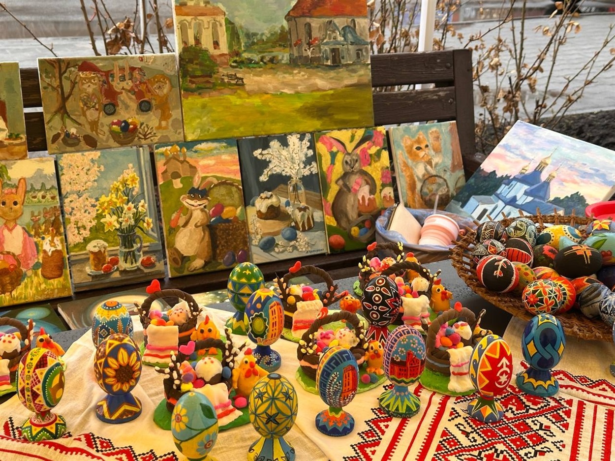 У Старокостянтинові благодійний Великодній ярмарок зібрав понад 28 тисяч гривень на підтримку ЗСУ