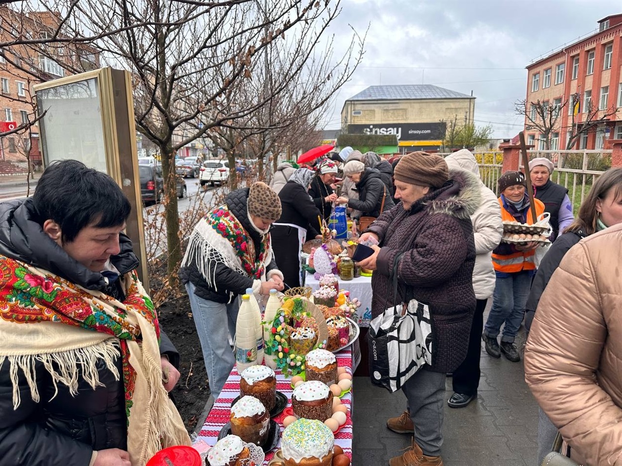 У Старокостянтинові благодійний Великодній ярмарок зібрав понад 28 тисяч гривень на підтримку ЗСУ