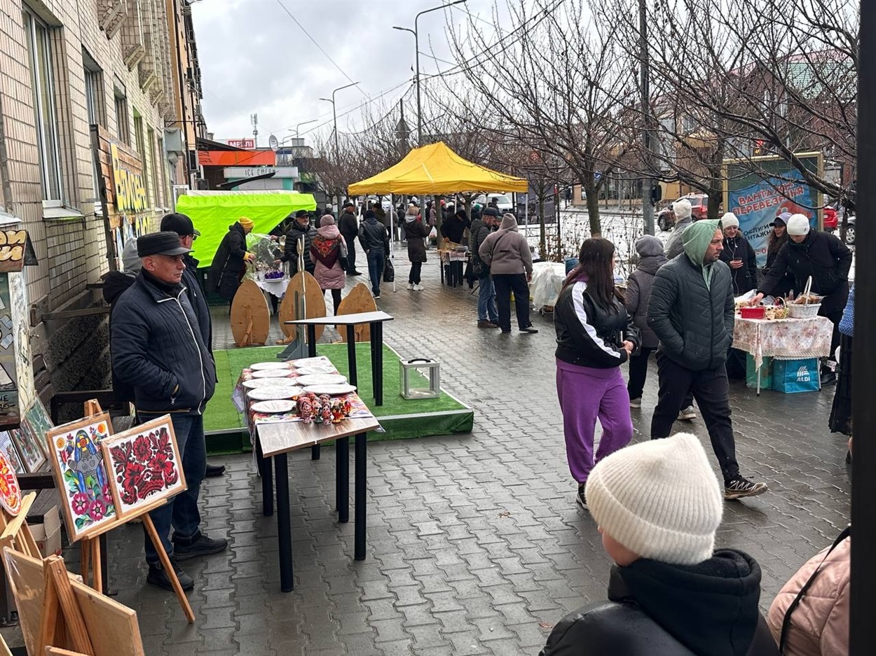 У Старокостянтинові благодійний Великодній ярмарок зібрав понад 28 тисяч гривень на підтримку ЗСУ