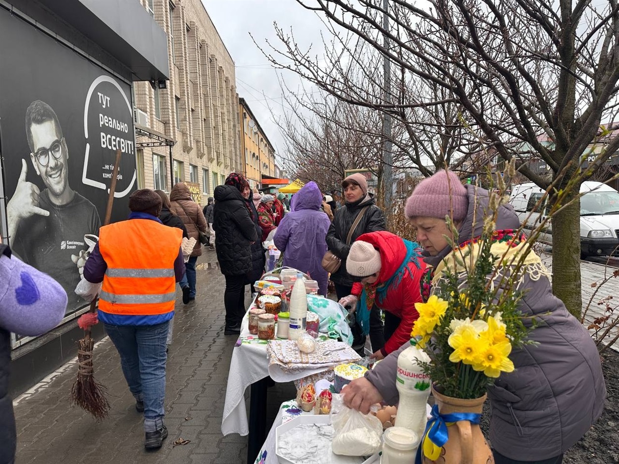 У Старокостянтинові благодійний Великодній ярмарок зібрав понад 28 тисяч гривень на підтримку ЗСУ