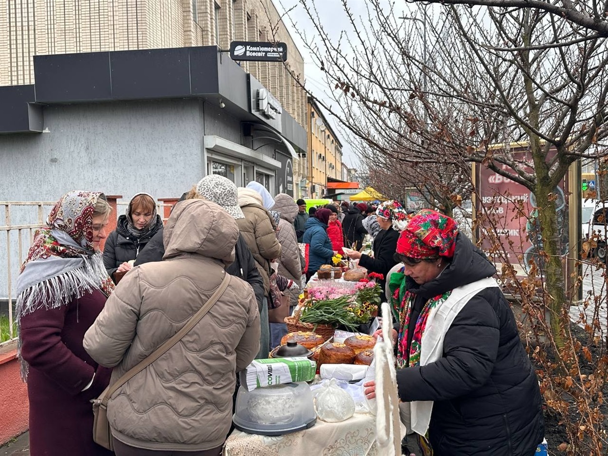 У Старокостянтинові благодійний Великодній ярмарок зібрав понад 28 тисяч гривень на підтримку ЗСУ