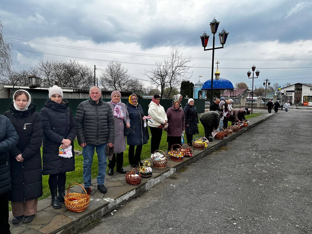 Світлий Великдень у Старокостянтинові: богослужіння, освячення кошиків і родини біля храмів міста