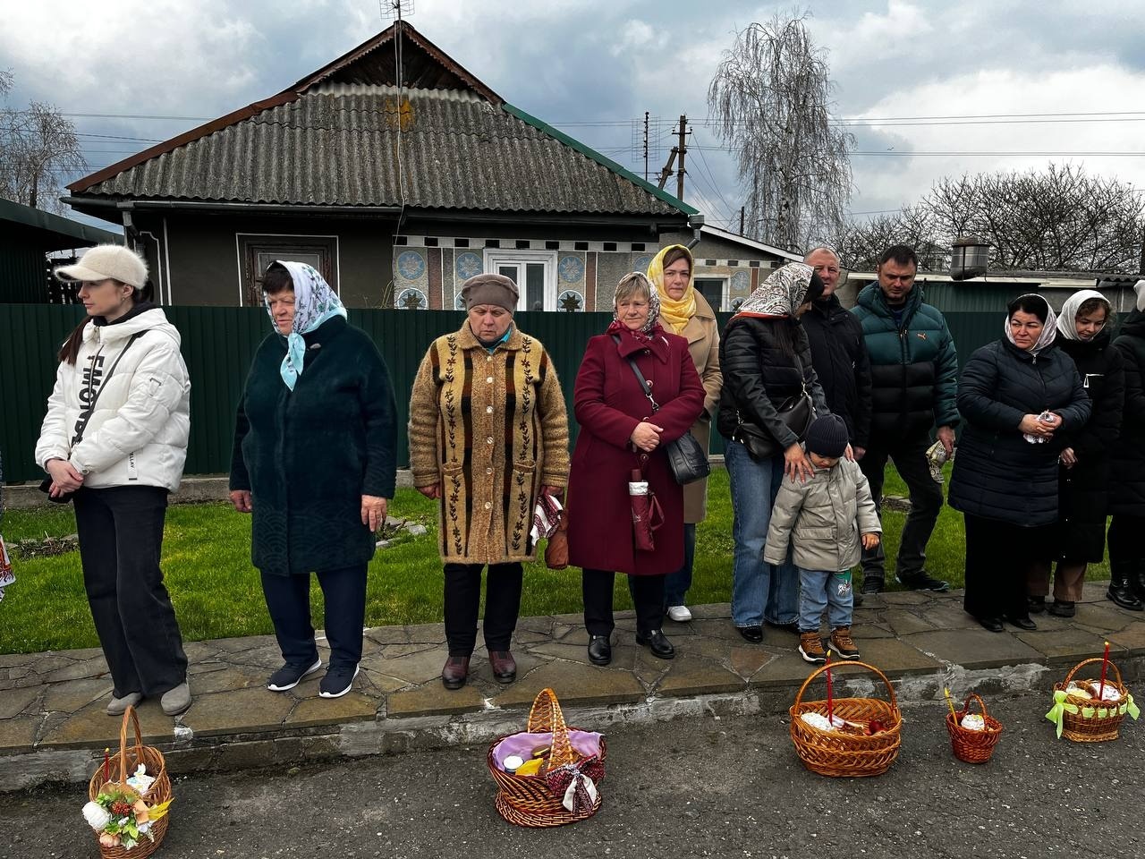 Світлий Великдень у Старокостянтинові: богослужіння, освячення кошиків і родини біля храмів міста