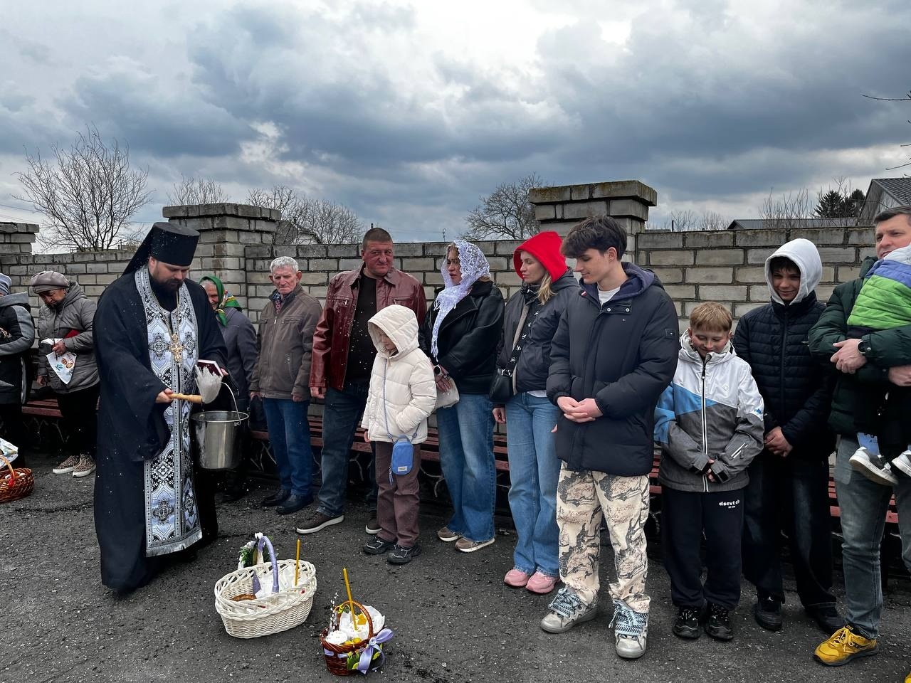 Світлий Великдень у Старокостянтинові: богослужіння, освячення кошиків і родини біля храмів міста