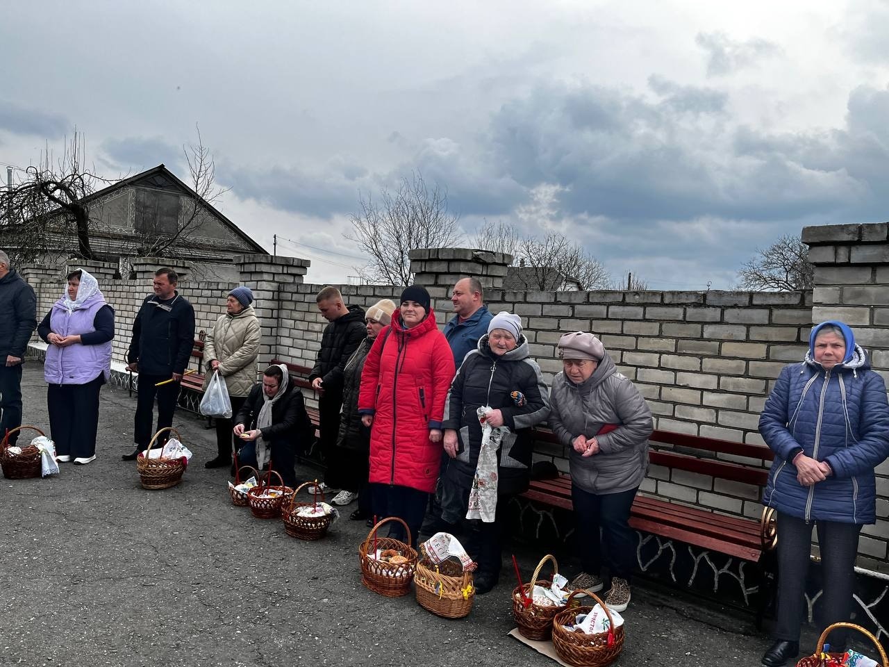 Світлий Великдень у Старокостянтинові: богослужіння, освячення кошиків і родини біля храмів міста