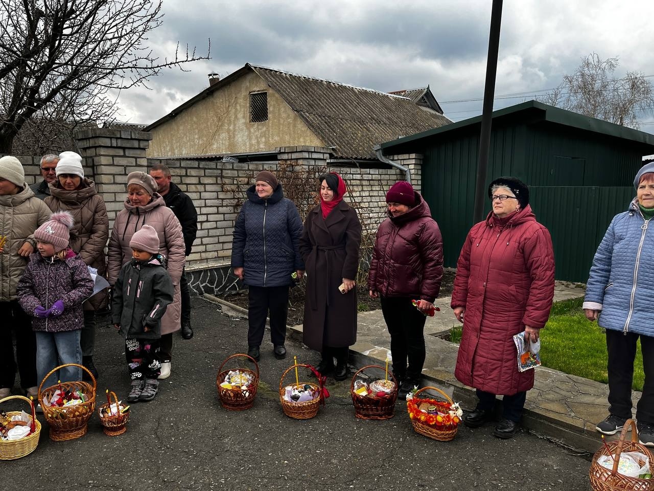 Світлий Великдень у Старокостянтинові: богослужіння, освячення кошиків і родини біля храмів міста