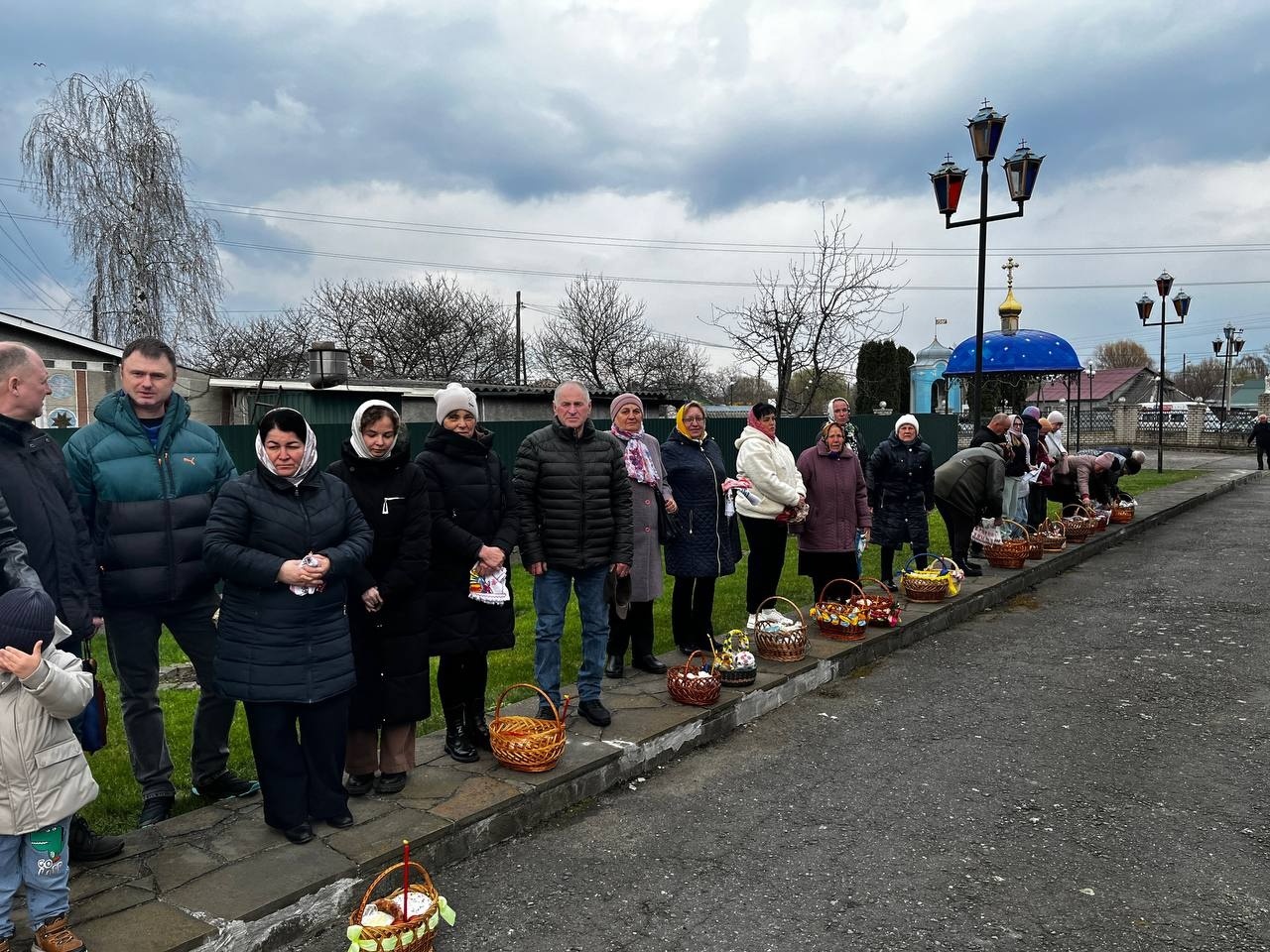 Світлий Великдень у Старокостянтинові: богослужіння, освячення кошиків і родини біля храмів міста
