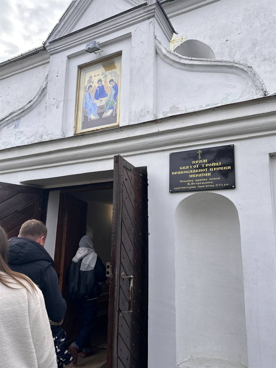 Світлий Великдень у Старокостянтинові: богослужіння, освячення кошиків і родини біля храмів міста