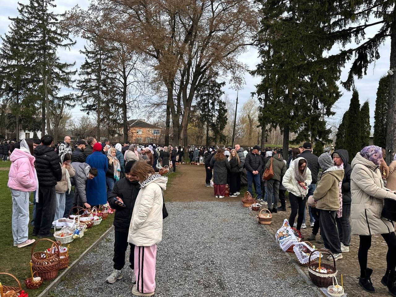 Світлий Великдень у Старокостянтинові: богослужіння, освячення кошиків і родини біля храмів міста