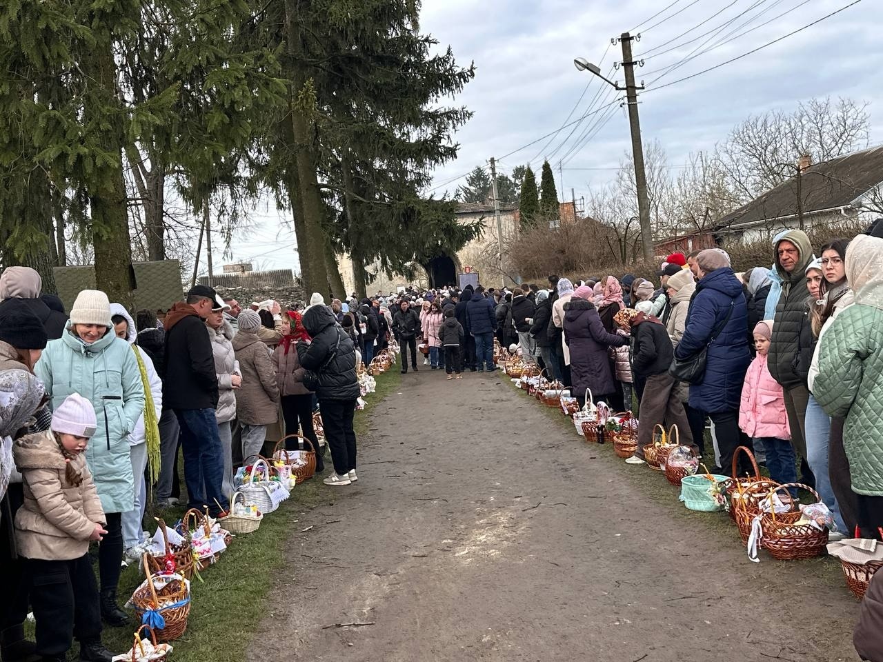 Світлий Великдень у Старокостянтинові: богослужіння, освячення кошиків і родини біля храмів міста