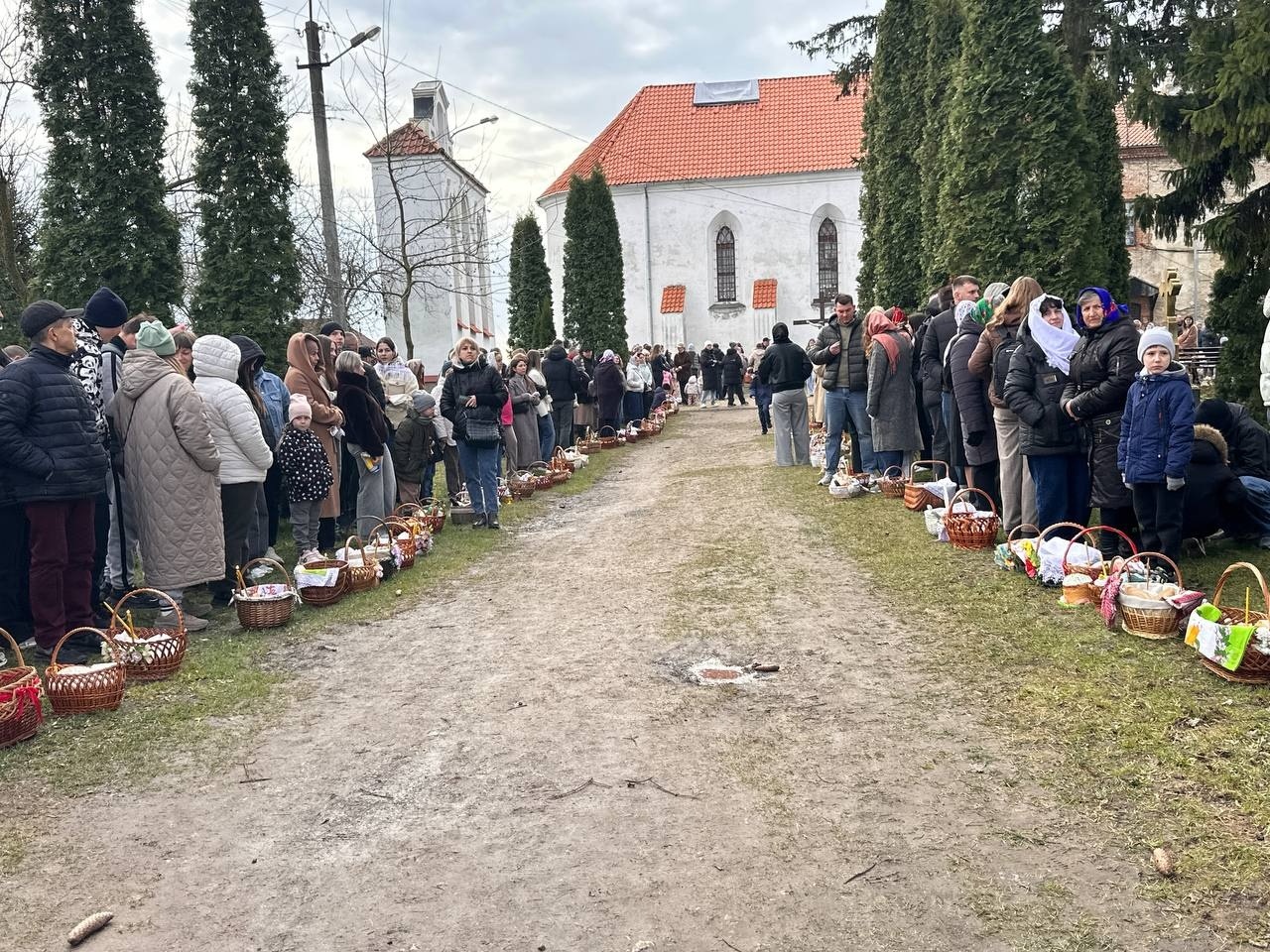 Світлий Великдень у Старокостянтинові: богослужіння, освячення кошиків і родини біля храмів міста
