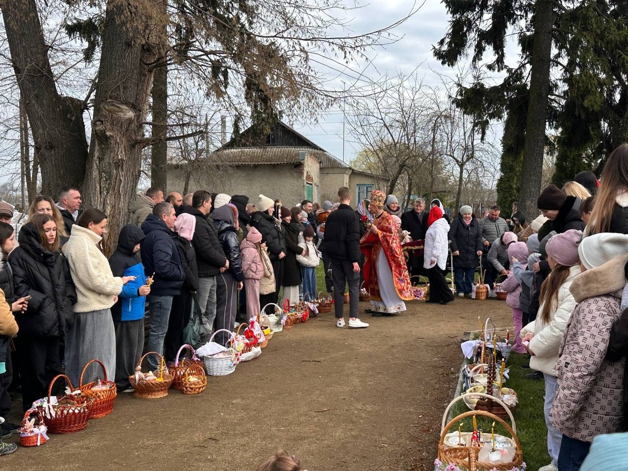 Світлий Великдень у Старокостянтинові: богослужіння, освячення кошиків і родини біля храмів міста