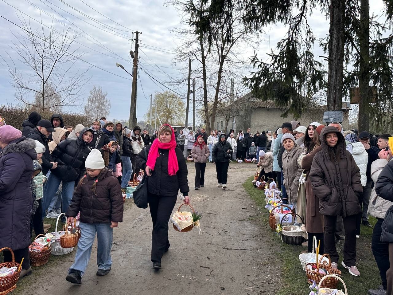 Світлий Великдень у Старокостянтинові: богослужіння, освячення кошиків і родини біля храмів міста