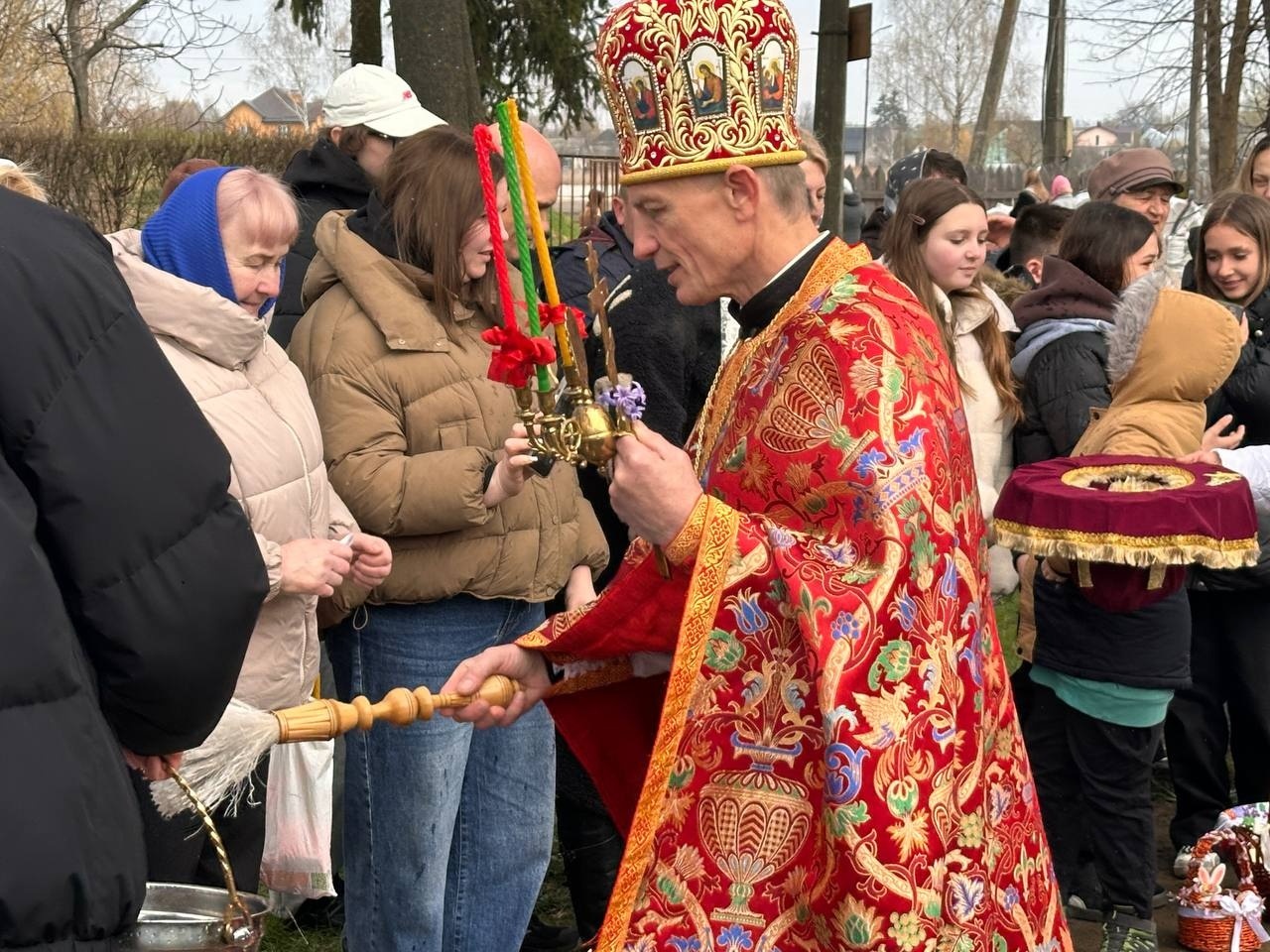 Світлий Великдень у Старокостянтинові: богослужіння, освячення кошиків і родини біля храмів міста