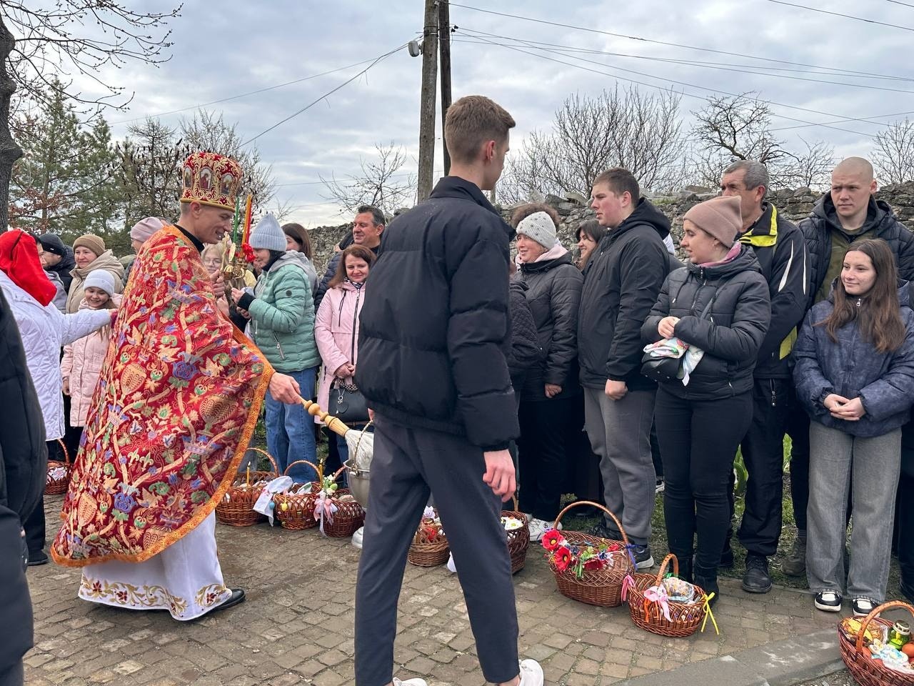 Світлий Великдень у Старокостянтинові: богослужіння, освячення кошиків і родини біля храмів міста