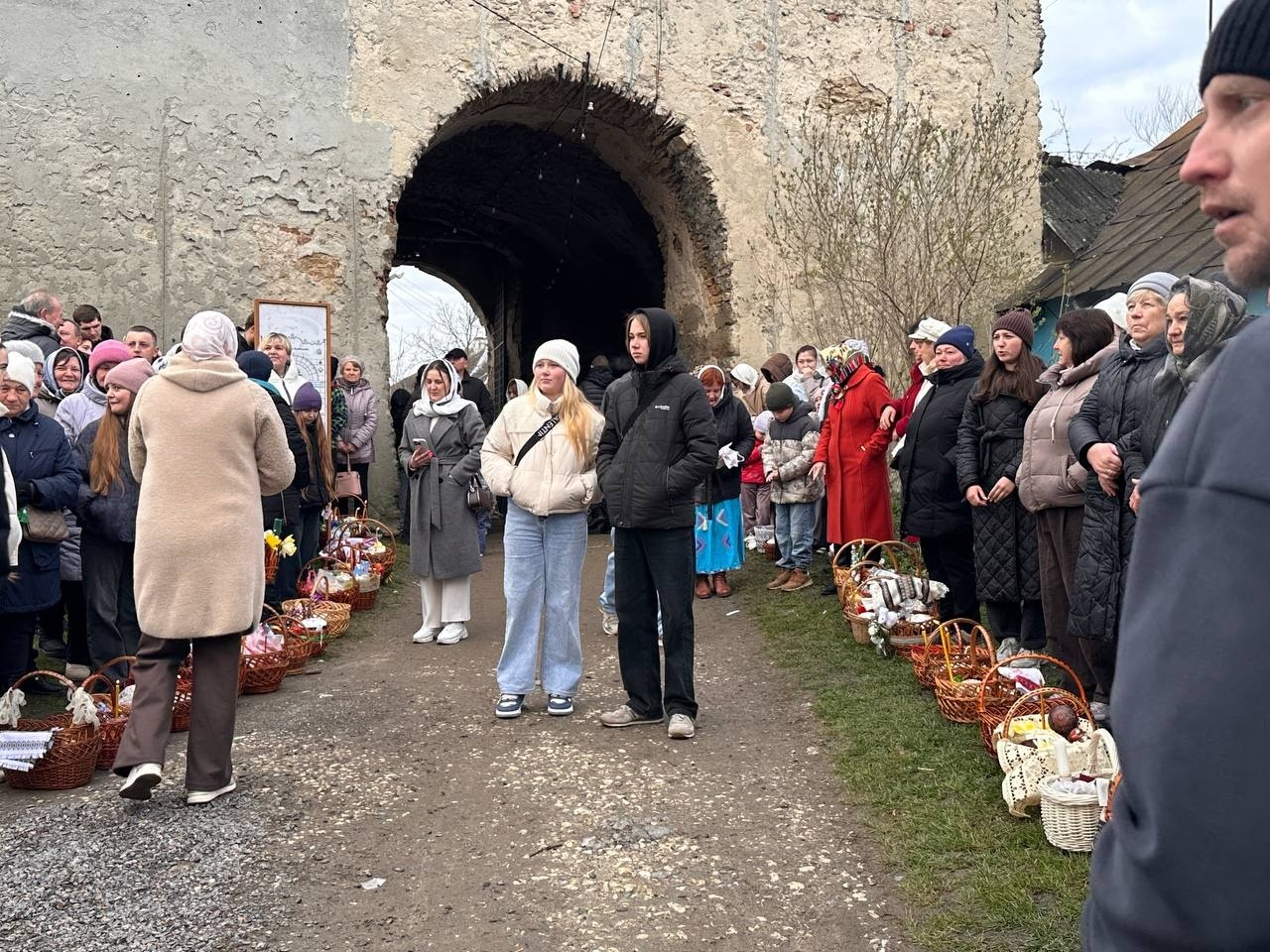 Світлий Великдень у Старокостянтинові: богослужіння, освячення кошиків і родини біля храмів міста