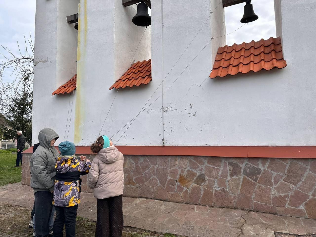 Світлий Великдень у Старокостянтинові: богослужіння, освячення кошиків і родини біля храмів міста