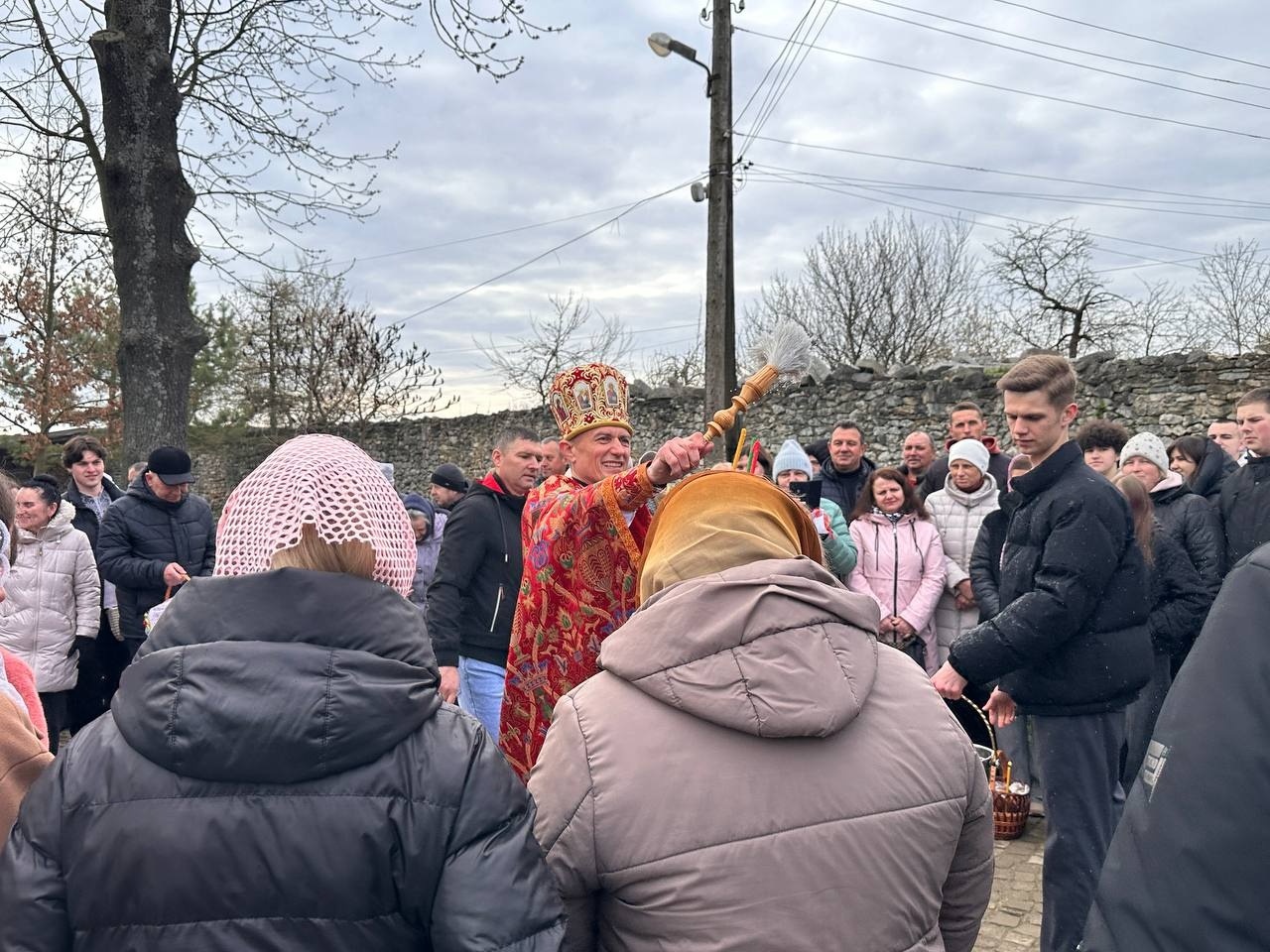 Світлий Великдень у Старокостянтинові: богослужіння, освячення кошиків і родини біля храмів міста