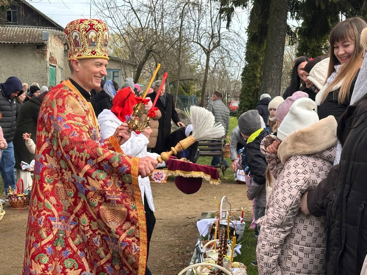 Світлий Великдень у Старокостянтинові: богослужіння, освячення кошиків і родини біля храмів міста