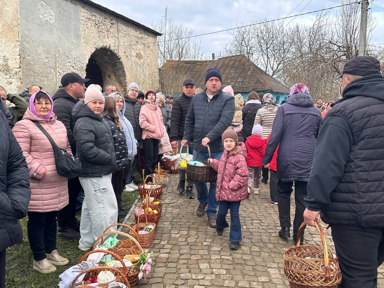 Світлий Великдень у Старокостянтинові: богослужіння, освячення кошиків і родини біля храмів міста