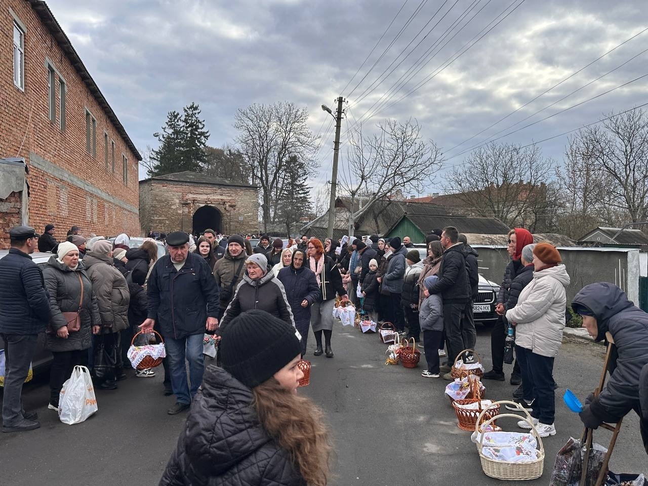 Світлий Великдень у Старокостянтинові: богослужіння, освячення кошиків і родини біля храмів міста
