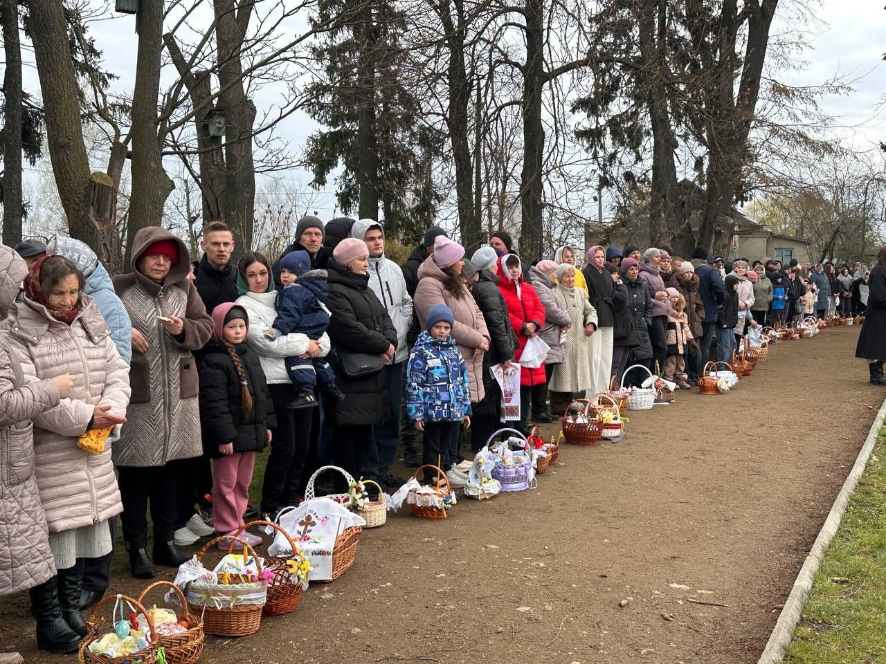 Світлий Великдень у Старокостянтинові: богослужіння, освячення кошиків і родини біля храмів міста