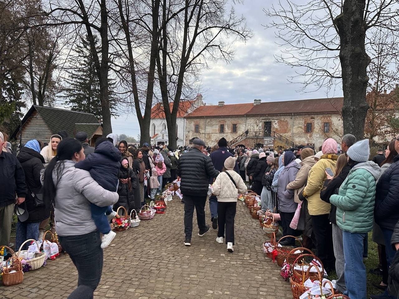Світлий Великдень у Старокостянтинові: богослужіння, освячення кошиків і родини біля храмів міста