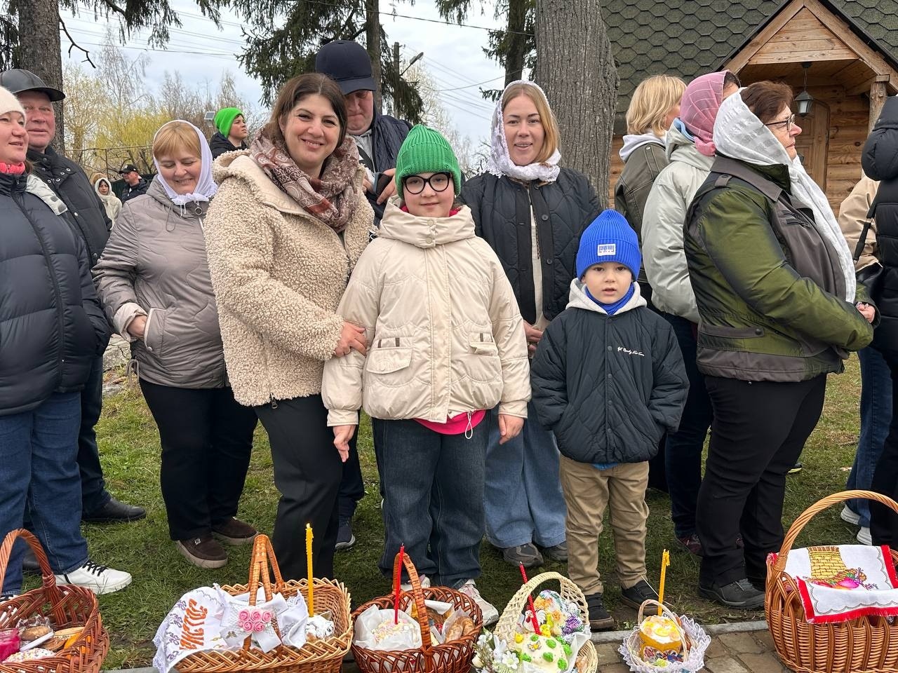 Світлий Великдень у Старокостянтинові: богослужіння, освячення кошиків і родини біля храмів міста