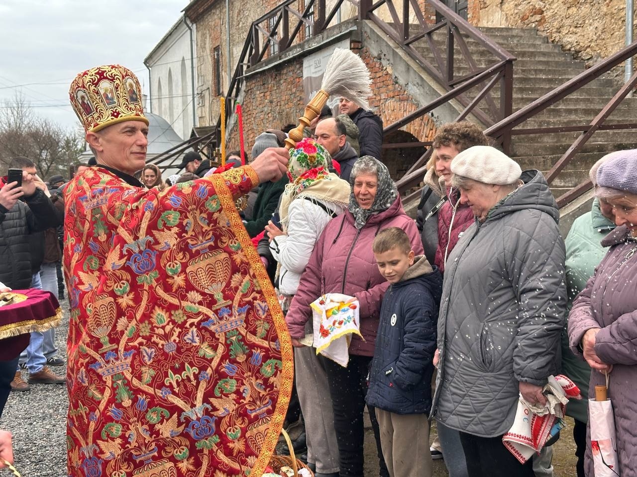 Світлий Великдень у Старокостянтинові: богослужіння, освячення кошиків і родини біля храмів міста