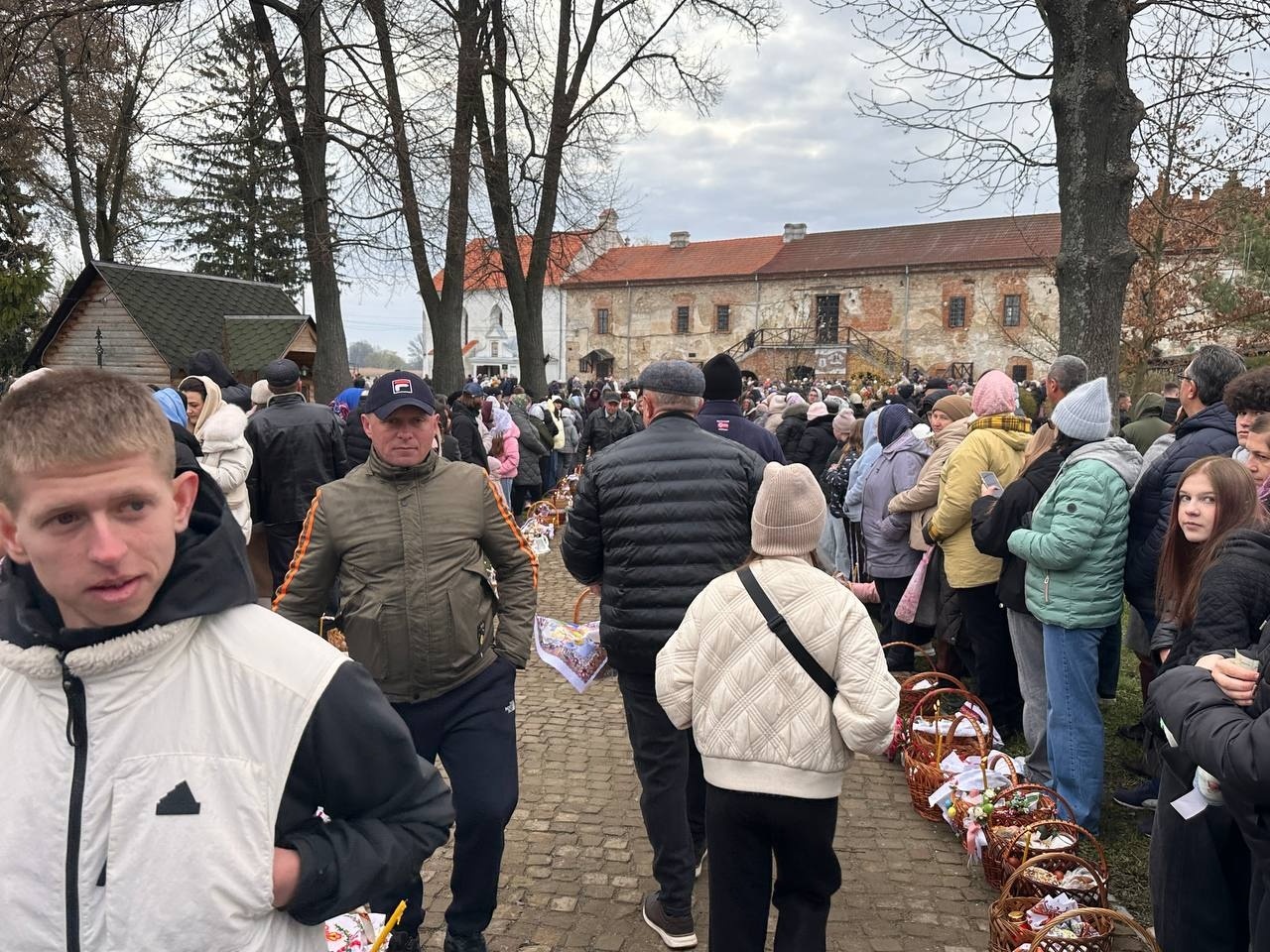 Світлий Великдень у Старокостянтинові: богослужіння, освячення кошиків і родини біля храмів міста