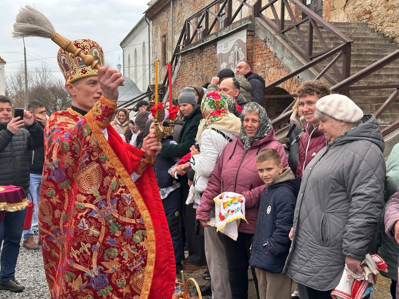 Світлий Великдень у Старокостянтинові: богослужіння, освячення кошиків і родини біля храмів міста