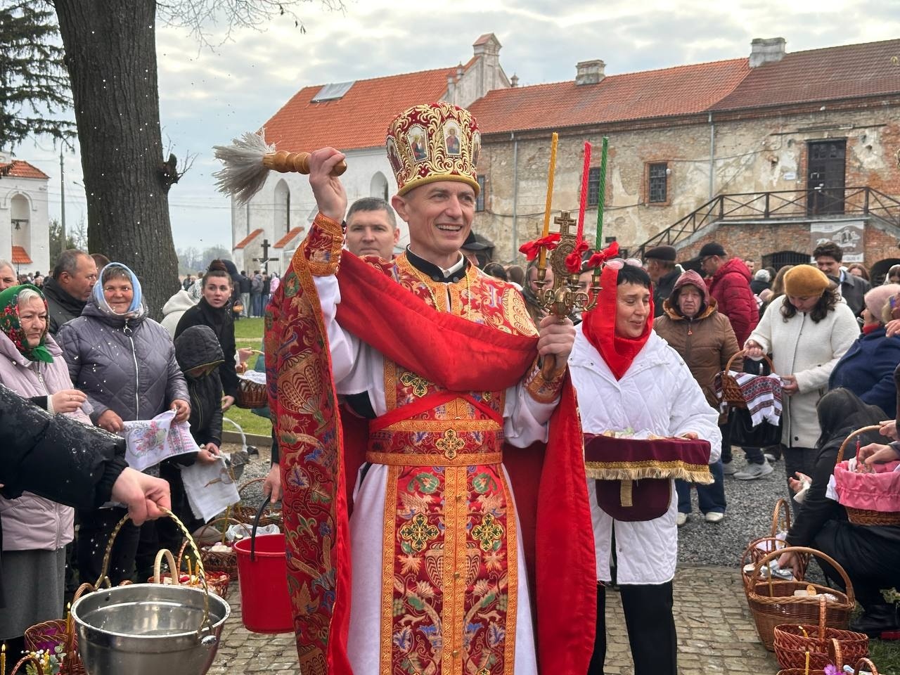 Світлий Великдень у Старокостянтинові: богослужіння, освячення кошиків і родини біля храмів міста