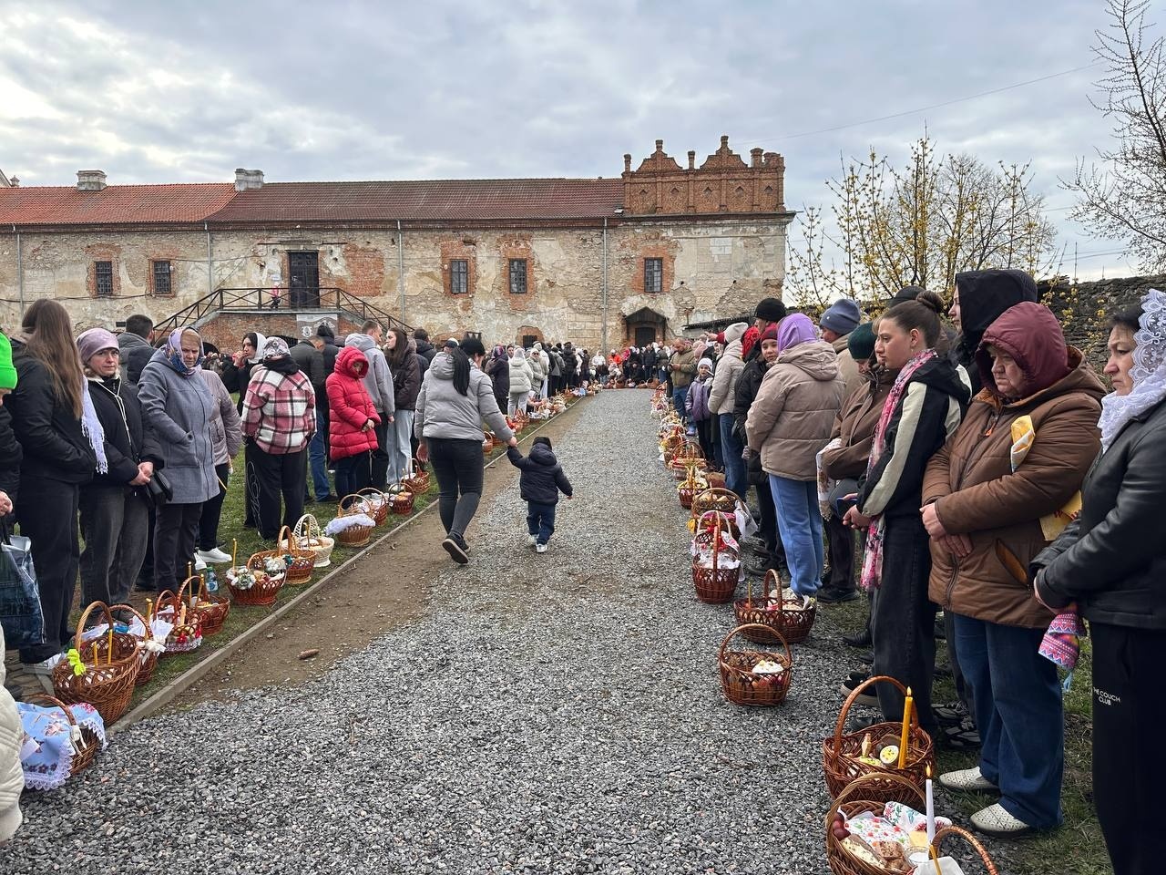 Світлий Великдень у Старокостянтинові: богослужіння, освячення кошиків і родини біля храмів міста